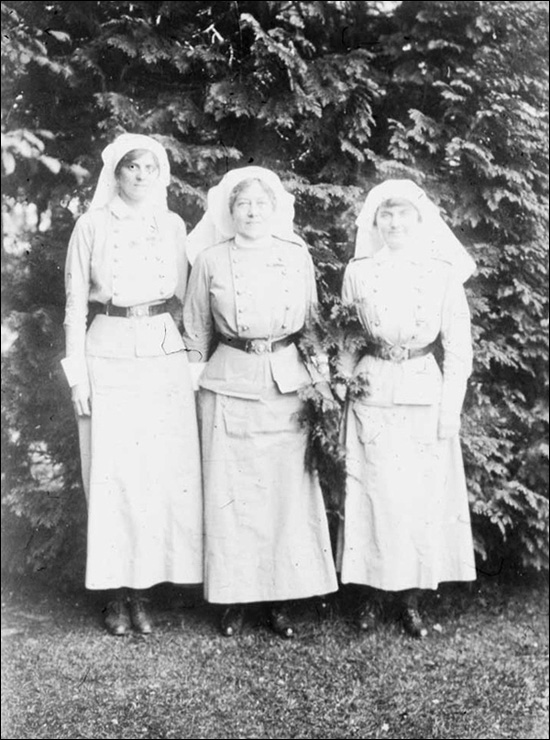 Hôpital de l’armée canadienne : Infirmières en chef de la Croix-Rouge royale H. Smith, J. Stronach et A.G. Hogarth, [entre 1916-1919]